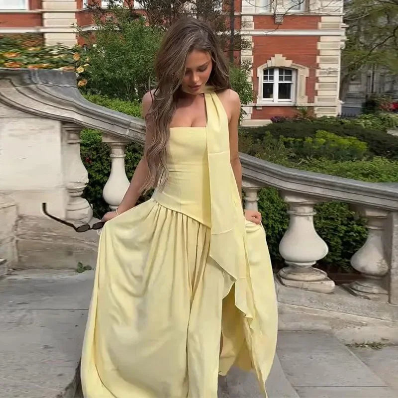 Vestido Longo Elegante com Recortes e Estampa Patchwork