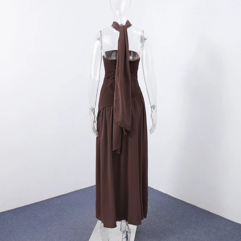 Vestido Longo Elegante com Recortes e Estampa Patchwork