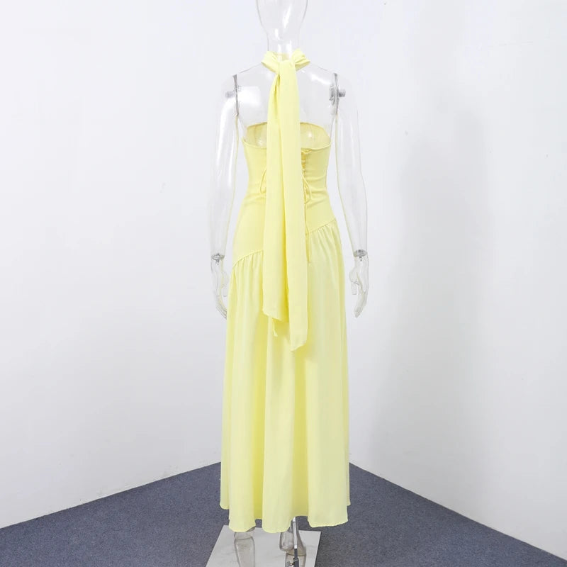 Vestido Longo Elegante com Recortes e Estampa Patchwork