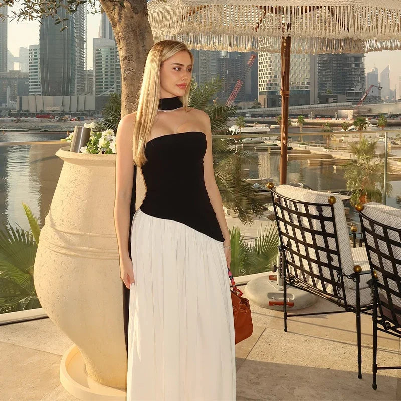 Vestido Longo Elegante com Recortes e Estampa Patchwork